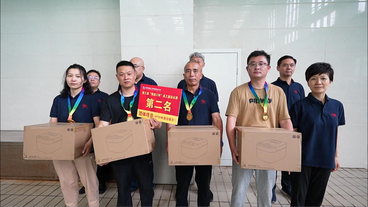 08公司工會主席、副總經(jīng)理時(shí)群英為榮獲450米接力項(xiàng)目第二名的：第十三分工會（焦作分公司）頒獎表彰.jpg