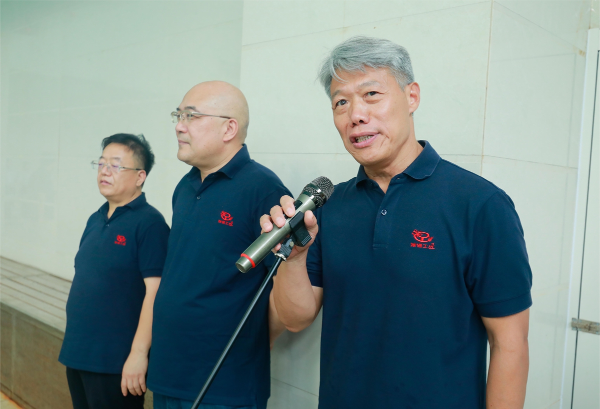 01-公司黨委書記、總經(jīng)理李子憲宣布第三屆“豫通工杯”員工游泳比賽圓滿閉幕.JPG